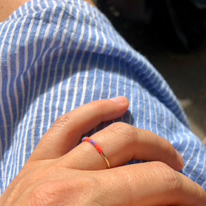 Goldring mit buntem Garn