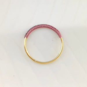 Goldring mit buntem Garn