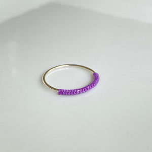 Silberring mit buntem Garn