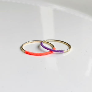 Goldring mit buntem Garn