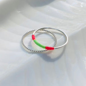 Silberring mit buntem Garn