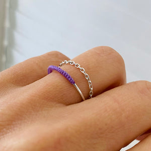 Silberring mit buntem Garn