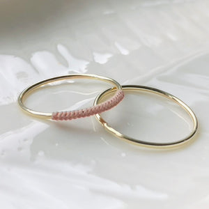 Goldring mit buntem Garn