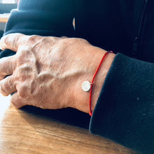 Laden Sie das Bild in den Galerie-Viewer, Breites rotes Armband  mit Silberanhänger
