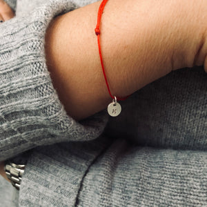 Rotes Armband mit Silberanhänger