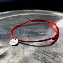 Laden Sie das Bild in den Galerie-Viewer, Breites rotes Armband  mit Silberanhänger
