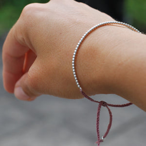 Silberarmreif mit mauvem Band